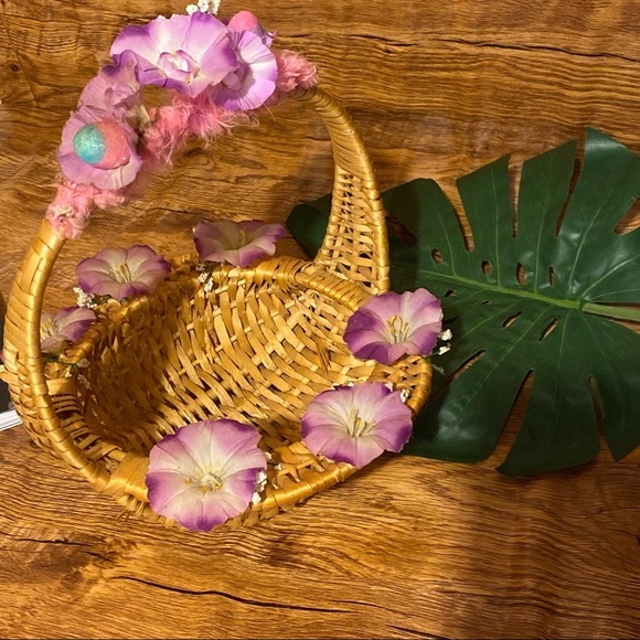 Small light rattan basket with flowers details - Picture 6 of 7